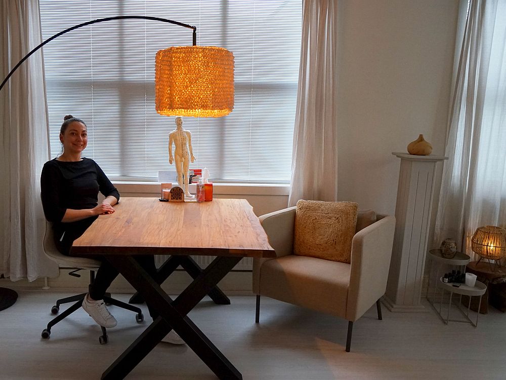 Roxanna Snapper in de sfeervolle behandelruimte in de acupunctuurpraktijk aan de Achterbaan in Huizen.
