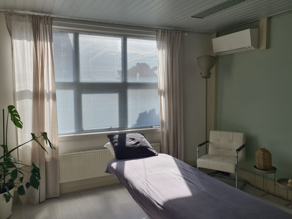 Sfeervolle behandelruimte nummer 2 van DoubleBalanced, welke ook gebruik wordt voor energetische sessies.