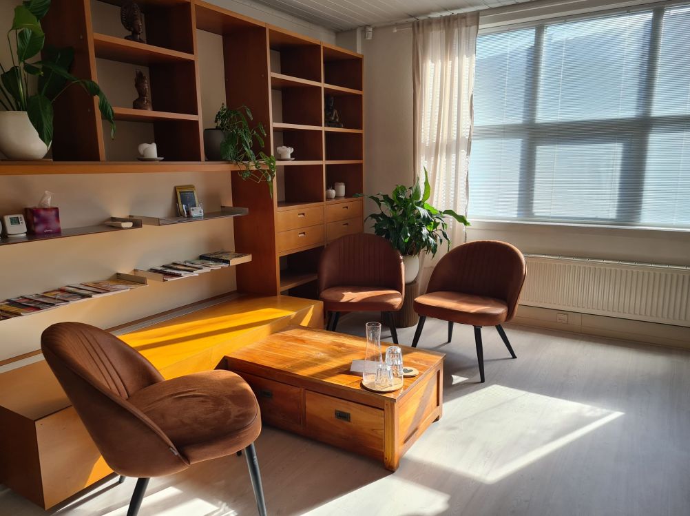 Sfeervolle en rustieke wachtruimte in Huizen bij Double Balanced.